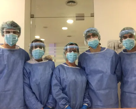 L'equip de Dentsán al gabinet, amb bata i pantalla de protecció