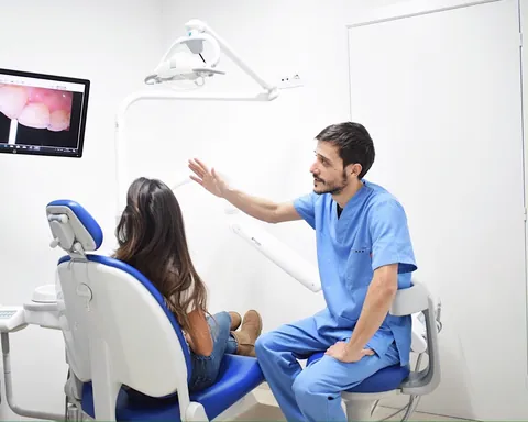 Odontòleg de Dentsán amb una pacient al gabinet